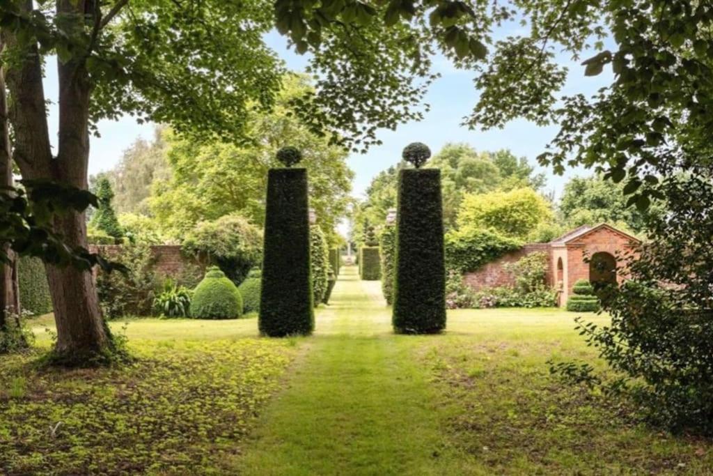 Cressy Hall - Historic Grade II Listed Manor, Gorgeous Topiary Garden Gosberton Exteriér fotografie